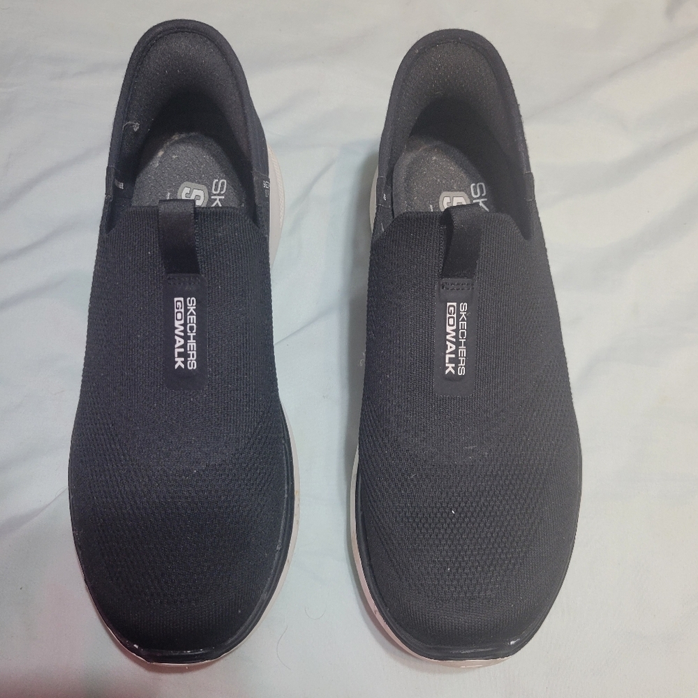 SKECHERS slip Ins Go Walk Air Cooled Memory Foam Size Mens 9 Black White